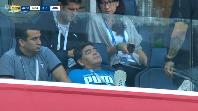Xem Argentina đấu Nigeria, Maradona ăn mừng ầm ĩ và... ngủ gật - ảnh 8
