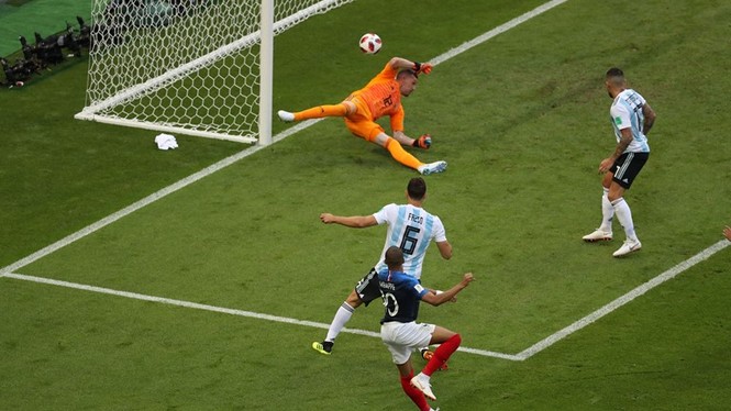 Messi khuất lấp sau màn tỏa sáng rực rỡ của sao trẻ Mbappe - ảnh 1