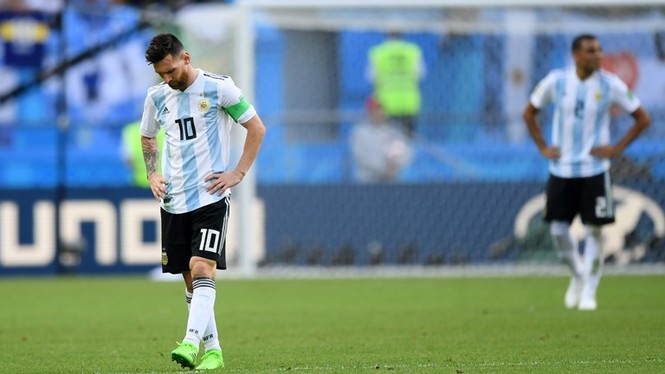 Thua Pháp, HLV Argentina nói quá đau 'chưa tính chuyện tương lai' - ảnh 1