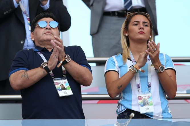 Bỏ quên Rô 'béo’, Maradona thản nhiên 'khóa môi' bồ nhí - ảnh 2