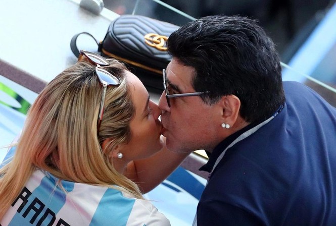 Bỏ quên Rô 'béo’, Maradona thản nhiên 'khóa môi' bồ nhí - ảnh 5