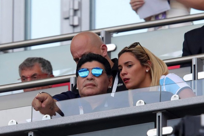Bỏ quên Rô 'béo’, Maradona thản nhiên 'khóa môi' bồ nhí - ảnh 4