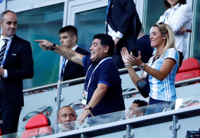 Bỏ quên Rô 'béo’, Maradona thản nhiên 'khóa môi' bồ nhí - ảnh 3