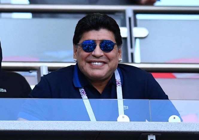 Bỏ quên Rô 'béo’, Maradona thản nhiên 'khóa môi' bồ nhí - ảnh 1