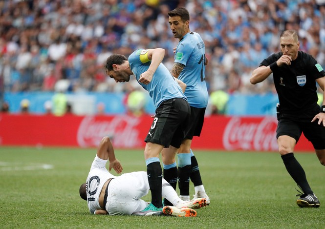 Học Neymar ăn vạ, Mbappe suýt bị đội trưởng Uruguay 'nuốt sống' - ảnh 1