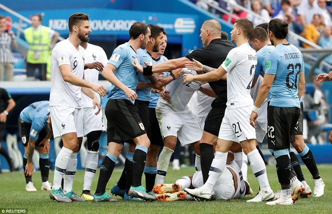 Học Neymar ăn vạ, Mbappe suýt bị đội trưởng Uruguay 'nuốt sống' - ảnh 2