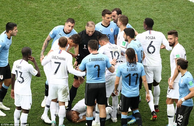 Học Neymar ăn vạ, Mbappe suýt bị đội trưởng Uruguay 'nuốt sống' - ảnh 3