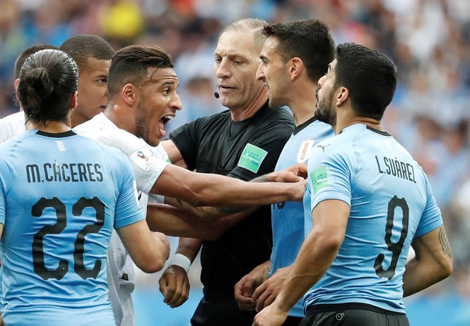 Học Neymar ăn vạ, Mbappe suýt bị đội trưởng Uruguay 'nuốt sống' - ảnh 4