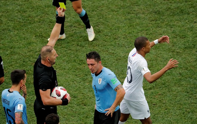 Học Neymar ăn vạ, Mbappe suýt bị đội trưởng Uruguay 'nuốt sống' - ảnh 5