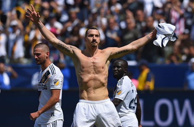 Ngôi sao Ibrahimovic đồng ý thi đấu không lương cho M.U - ảnh 1