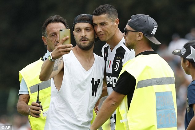 Mục kích Ronaldo khai hỏa ngày ra mắt Juventus - ảnh 6