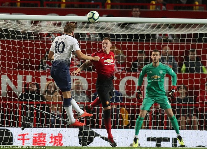 M.U thua thảm Tottenham, Mourinho rơi vào vòng nguy hiểm - ảnh 1