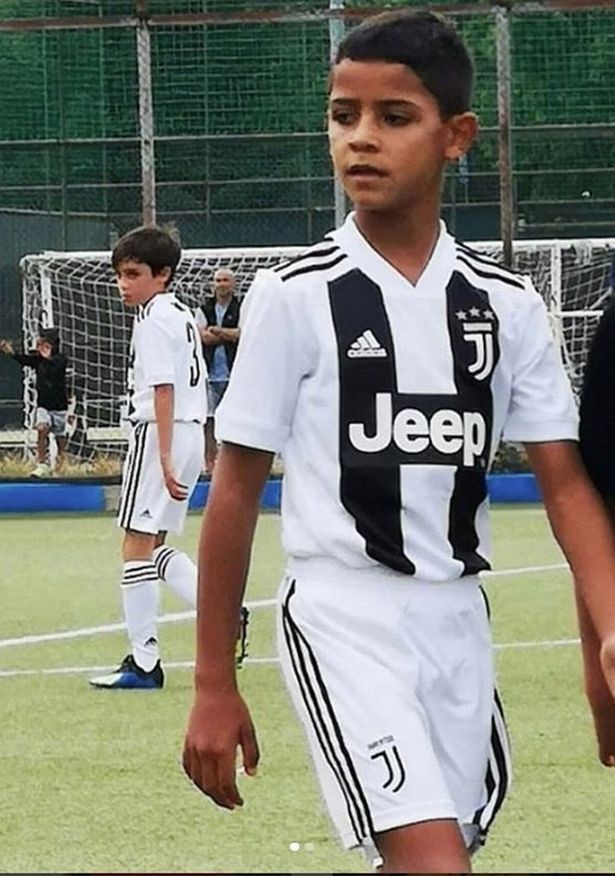 Ronaldo tịt ngòi, con trai ghi tới 4 bàn cho U9 Juventus - ảnh 1