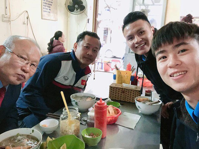 HLV Park Hang Seo lộ lý do không cấm học trò... ăn phở - ảnh 1