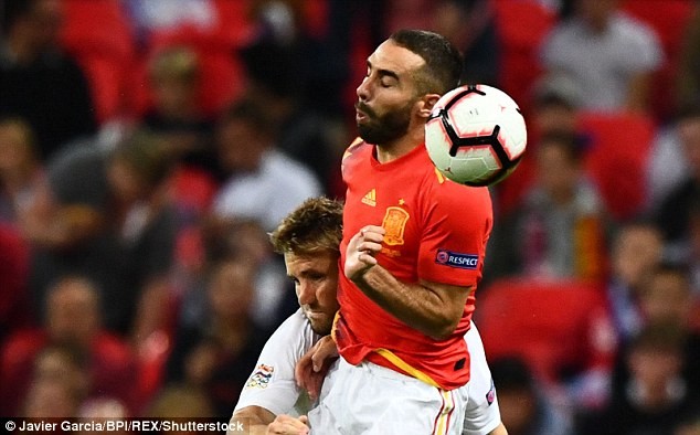 Ngôi sao Luke Shaw chấn thương kinh dị, thở oxy rời sân - ảnh 1