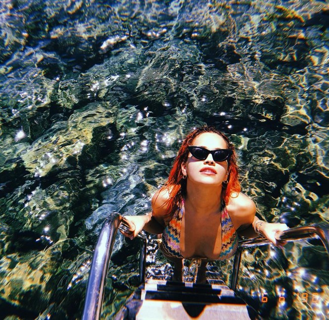 Rita Ora táo bạo bán nude phơi nắng, tình tứ bạn trai trên du thuyền - ảnh 6