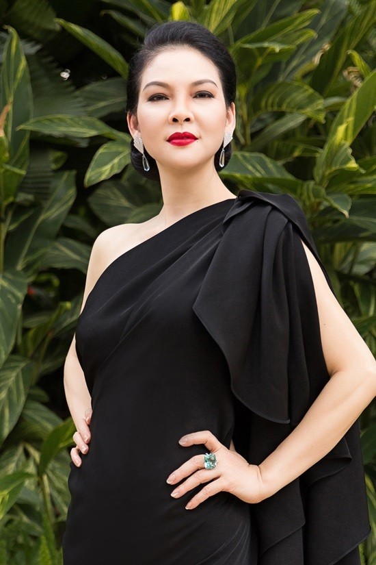 'Đệ nhất mỹ nhân' Thủy Hương trẻ trung, nuột nà ở tuổi 54 - ảnh 1