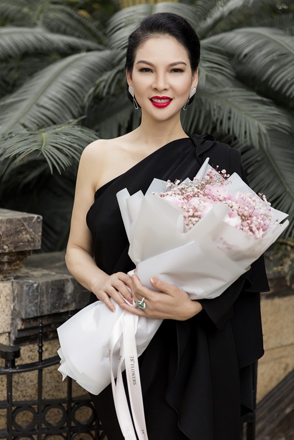 'Đệ nhất mỹ nhân' Thủy Hương trẻ trung, nuột nà ở tuổi 54 - ảnh 4