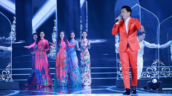 Lam Trường say sưa hát 'Gót hồng' bên 30 thí sinh Hoa hậu Việt Nam - ảnh 3