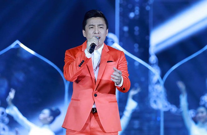 Lam Trường say sưa hát 'Gót hồng' bên 30 thí sinh Hoa hậu Việt Nam - ảnh 1