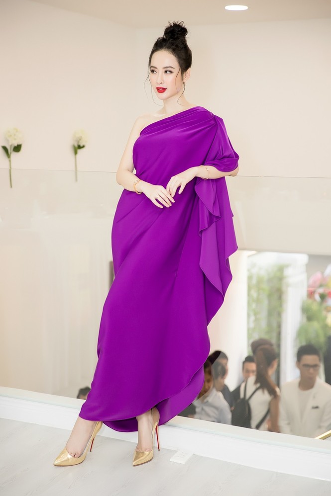 Angela Phương Trinh mặc đầm tím lệch vai, khoe làn da trắng ngần - ảnh 1