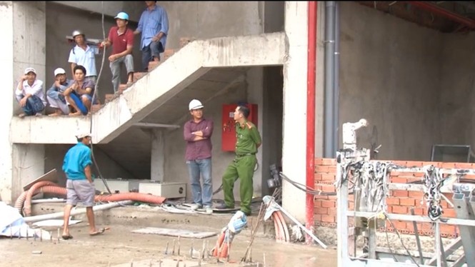 Một công nhân rơi từ tầng 5 xuống đất tử vong - ảnh 1