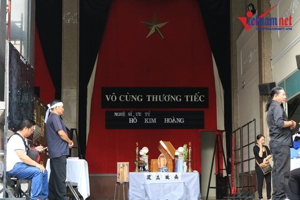Vợ con NSƯT Thanh Hoàng thất thần trước linh cữu - ảnh 2