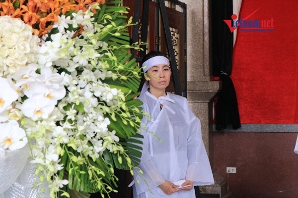 Vợ con NSƯT Thanh Hoàng thất thần trước linh cữu - ảnh 4