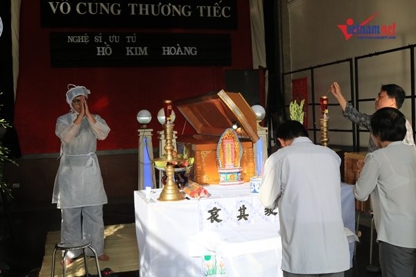 Vợ con NSƯT Thanh Hoàng thất thần trước linh cữu - ảnh 6
