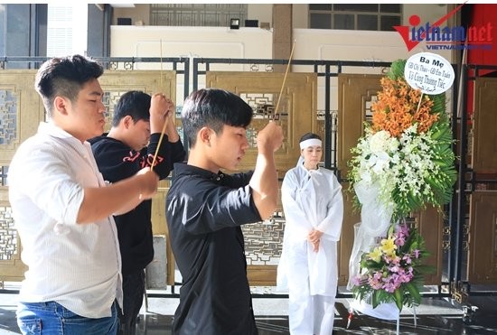 Vợ con NSƯT Thanh Hoàng thất thần trước linh cữu - ảnh 7