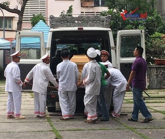 Vợ con NSƯT Thanh Hoàng thất thần trước linh cữu - ảnh 1