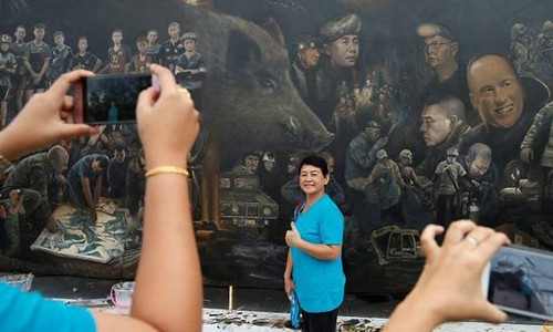 Showbiz 27/7: Xúc động tranh khổng lồ về nhóm giải cứu đội bóng Thái - ảnh 2