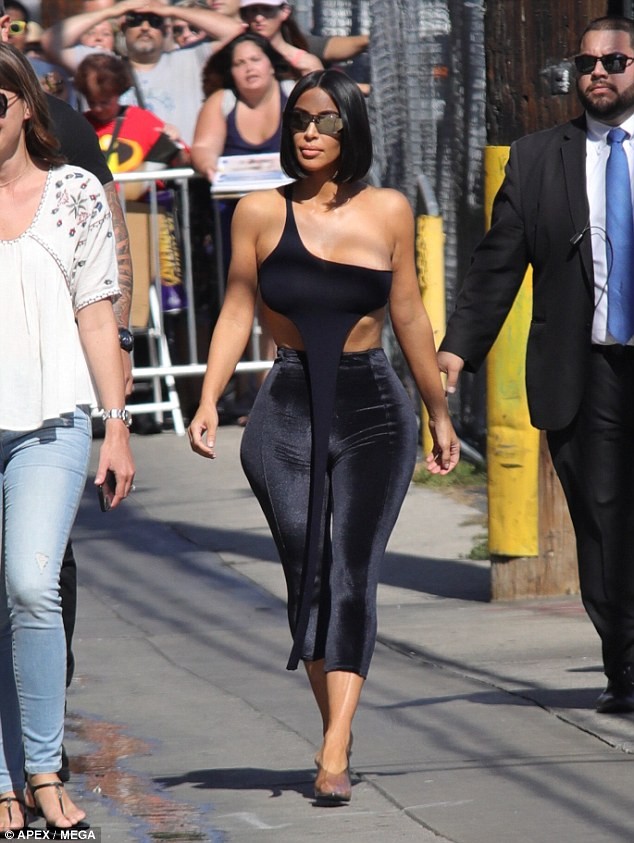 Kim Kardashian gây 'náo loạn' đường phố với thời trang không nội y - ảnh 1