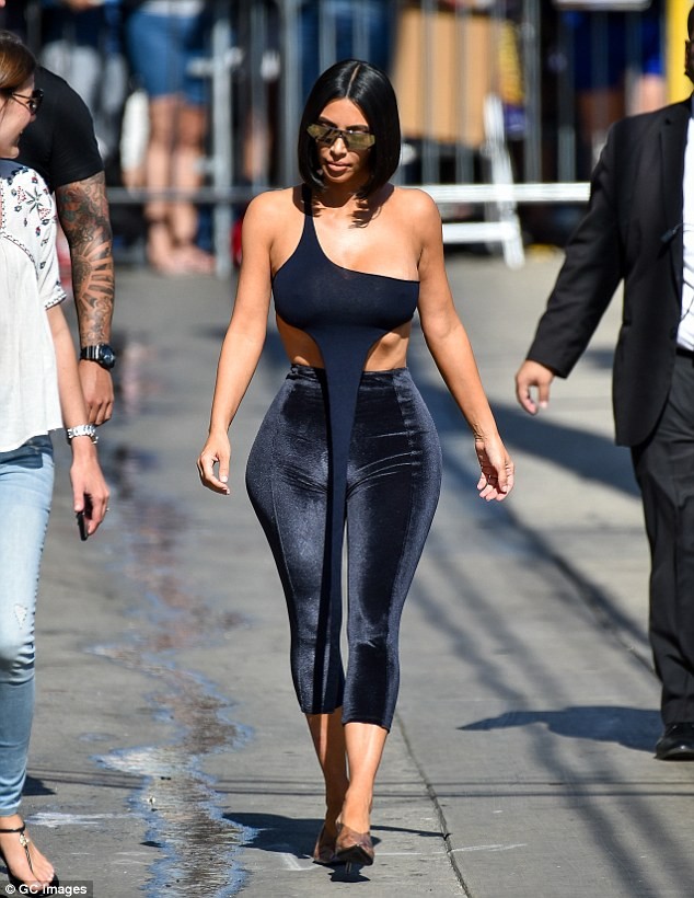 Kim Kardashian gây 'náo loạn' đường phố với thời trang không nội y - ảnh 2