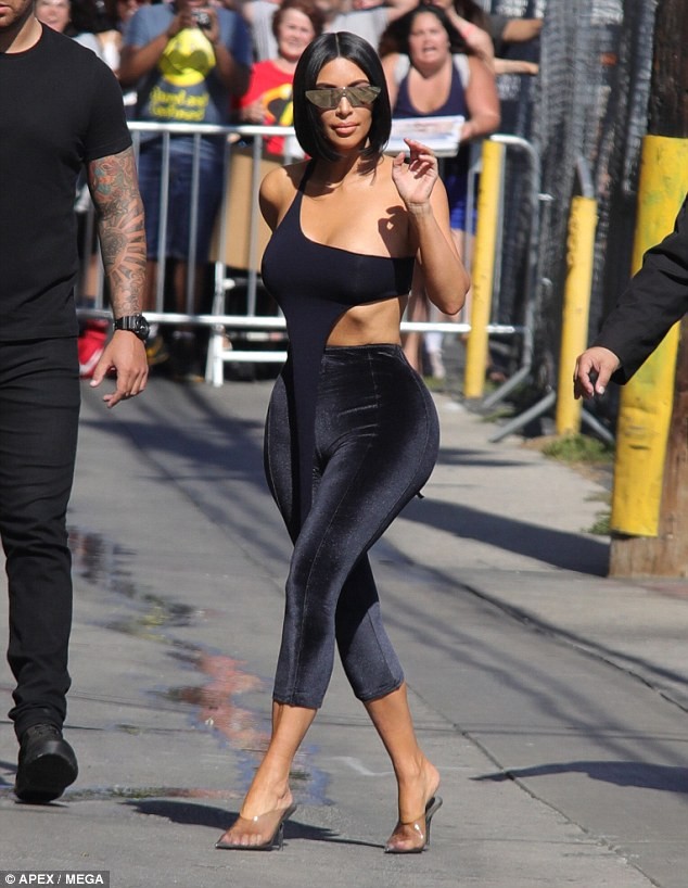 Kim Kardashian gây 'náo loạn' đường phố với thời trang không nội y - ảnh 3