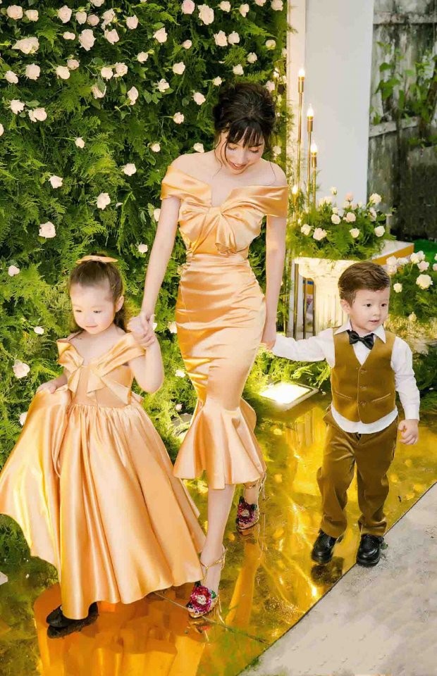Showbiz 5/8: Clip hot girl nóng bỏng tâng bóng điêu luyện như Ronaldo - ảnh 1