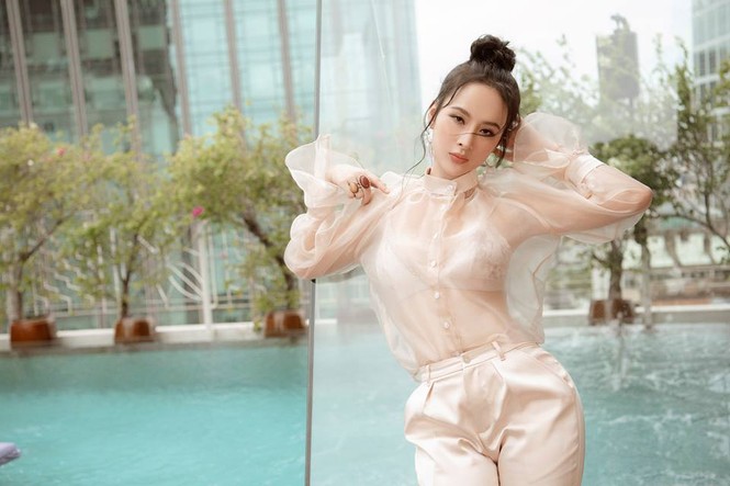 Angela Phương Trinh khoe đường cong cơ thể qua áo sơ mi trong suốt - ảnh 4