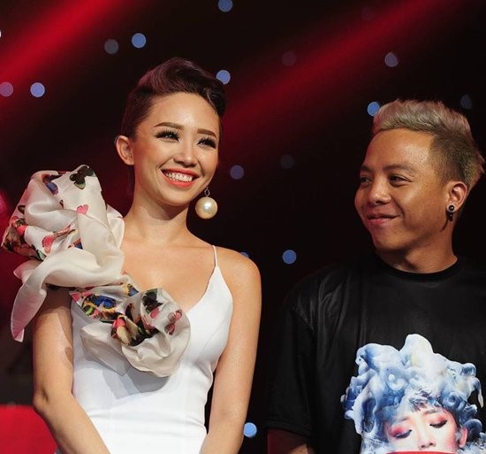 Showbiz 12/8: Lý do bất ngờ khiến Hà Hồ đang hát phải xin dừng ngay - ảnh 7