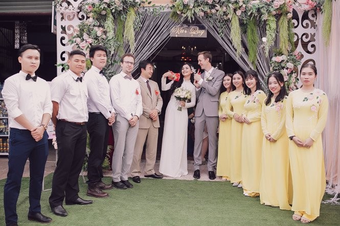 Showbiz 12/8: Lý do bất ngờ khiến Hà Hồ đang hát phải xin dừng ngay - ảnh 3
