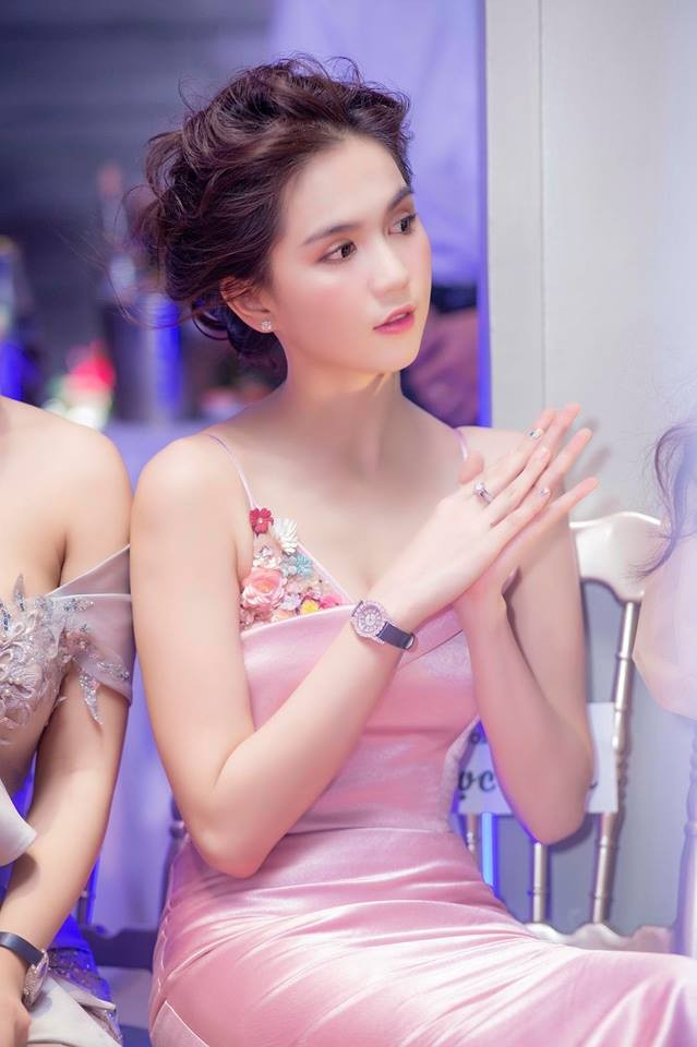 Showbiz 21/8: Ngọc Trinh mặc trễ nải đẹp tựa nữ thần - ảnh 1