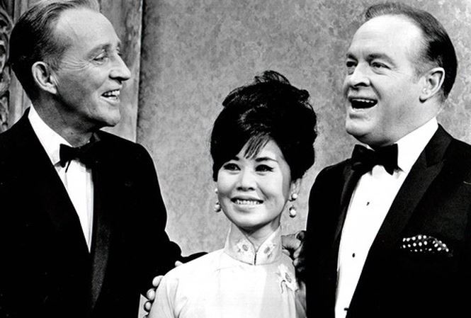 Showbiz 21/8: Ngọc Trinh mặc trễ nải đẹp tựa nữ thần - ảnh 3