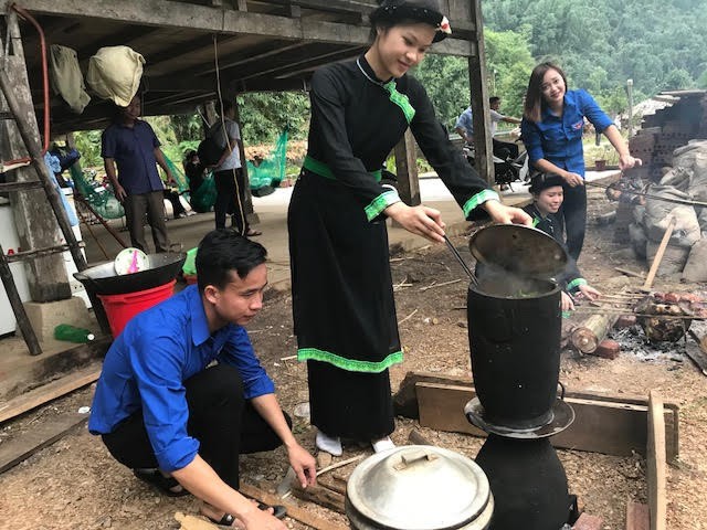 Trai, gái bản Tày khởi nghiệp 'homestay' từ nhà sàn, làn Then - ảnh 1