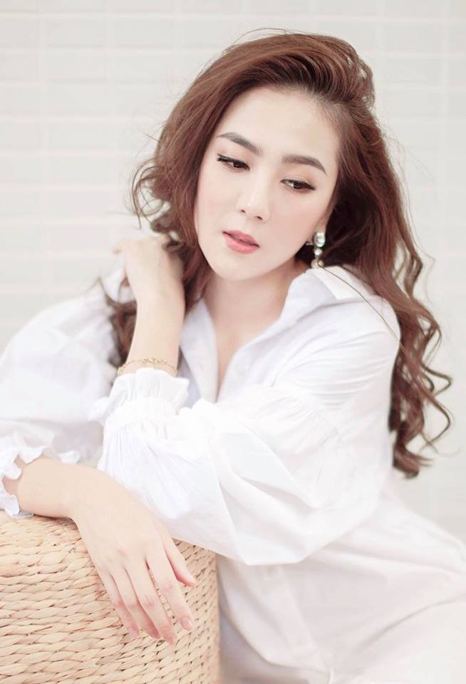Showbiz 2/9: Mục sư 'đặt tay' lên vòng một sao nữ ở đám tang là ai? - ảnh 8
