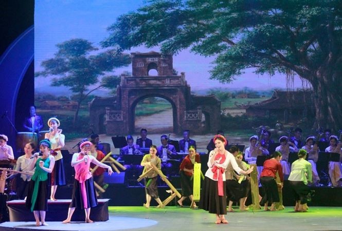 Showbiz 2/9: Mục sư 'đặt tay' lên vòng một sao nữ ở đám tang là ai? - ảnh 4