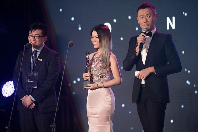 Showbiz 2/9: Mục sư 'đặt tay' lên vòng một sao nữ ở đám tang là ai? - ảnh 6