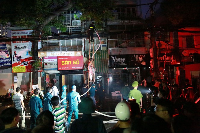 Hiện trường 10 căn nhà bị lửa thiêu rụi trên phố Hà Nội - Ảnh 17.