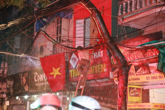Hiện trường 10 căn nhà bị lửa thiêu rụi trên phố Hà Nội - ảnh 11