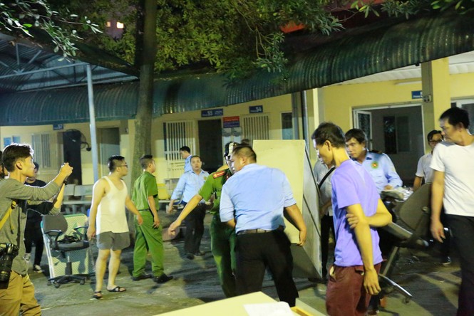 Hiện trường 10 căn nhà bị lửa thiêu rụi trên phố Hà Nội - ảnh 12