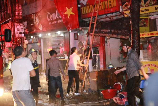 Hiện trường 10 căn nhà bị lửa thiêu rụi trên phố Hà Nội - ảnh 7