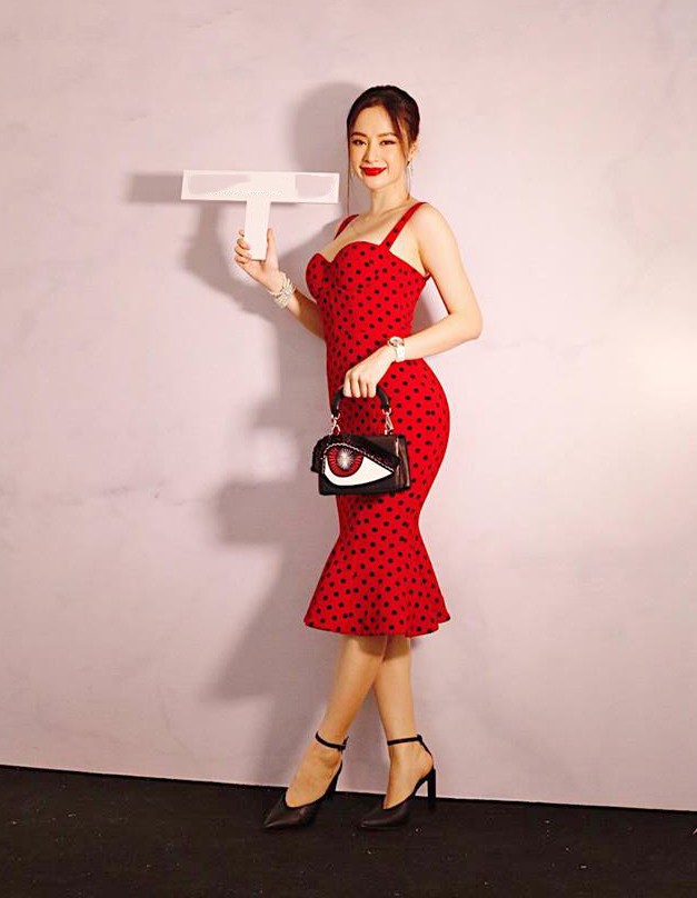 Angela Phương Trinh khoe ngực đầy quyến rũ với váy 2 dây xẻ sâu - ảnh 3